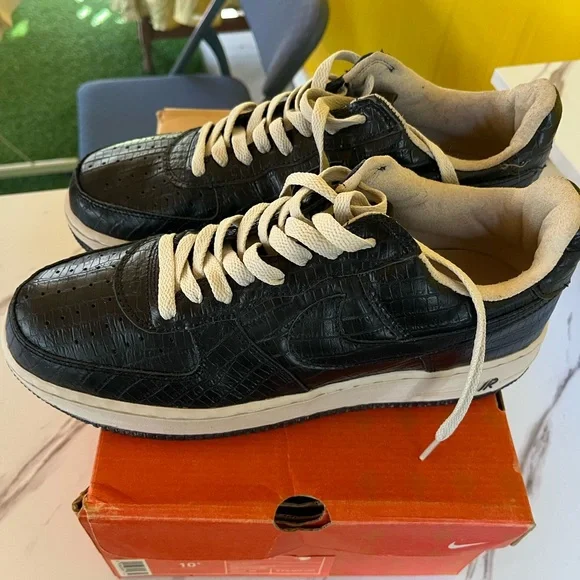 Classic Black Crocodile-Pattern Sneakers - Picture 2 of 16